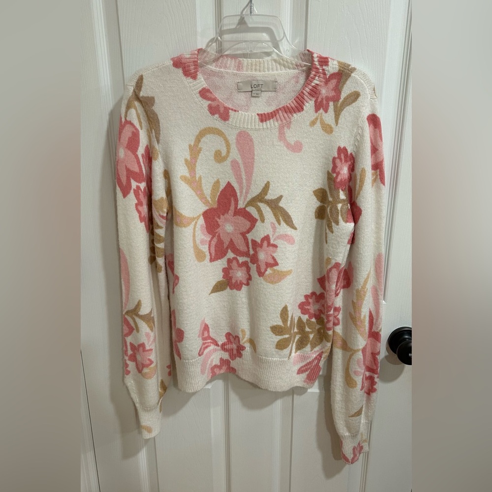 ❤️LOFT Beautiful Cream and Pink Floral Sweater